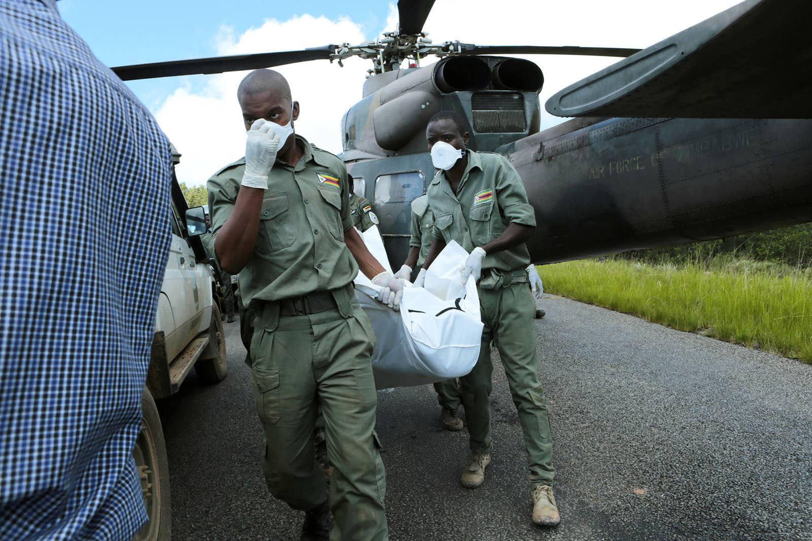 Equipe de resgate tira um corpo de um helicóptero militar, em Chimanimani, no dia 20.