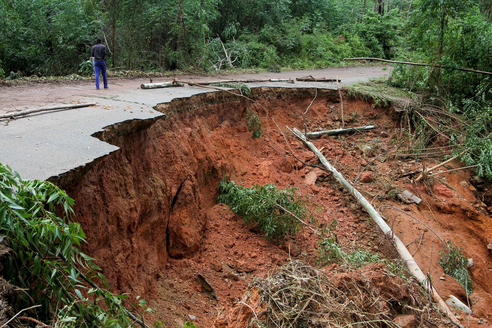Estrada destruída em Chimanimani, no dia 19.