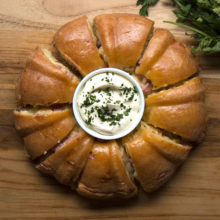 Você vai precisar de:3 ovos½ xícara de óleo1 xícara de leite integral1 c. chá de fermento químico em pó2 xícaras de polvilho azedo1 xícara de queijo parmesão raladoPitada de sal1 xícara de queijo muçarela em cubos1 xícara de presunto em cubos1 tomate em cubos2 colheres de sopa de salsinha picadaModo de preparo:1. Preaqueça o forno a 180˚C.2. Em um liquidificador coloque os ovos, óleo, leite, fermento, polvilho, parmesão e sal. Bata por alguns minutos até ficar bem homogêneo.3. Em uma fôrma redonda untada (21cm de diâmetro), despeje metade da massa.4. Adicione com a muçarela, presunto, tomate e salsinha. E cubra com a outra metade da massa.5. Leve ao forno por 40-45 minutos ou até ficar dourado.6. Sirva acompanhado de requeijão com salsinha.