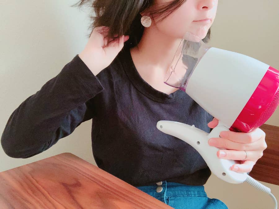 めっちゃ便利 ハンズフリードライヤーならスマホ見ながら髪が乾かせる