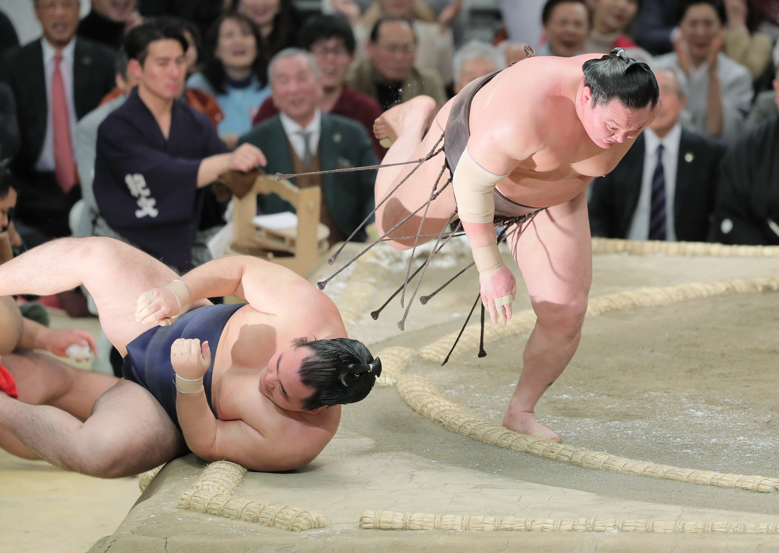 白鵬(右)は鶴竜を下手投げで破り、全勝で42度目の優勝を決める=24日、エディオンアリーナ大阪