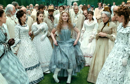 O ano era 2008 quando anunciaram que o primeiro live-action da Disney seria dirigido pelo Tim Burton, aquele diretor que todo jovem emo idolatrou em algum momento. Eu lembro que toda hora vinha um anúncio diferente sobre o filme, foi o maior bafafá da época. O visual mais darkzera e a trilha sonora meio punk do diretor foram super bem recebidos, o elenco era incrível (gente, Anne Hathaway, Alan Rickman e Helena Bonham Carter!!) e fomos apresentados a Mia Wasikowska, agora eternizada como Alice. Uma das melhores partes desse filme é que ele fez da Alice uma mulher mais independente e forte do que a animação original. A bilheteria mundial desse filme é a segunda maior dessa lista: 1 bilhão de dólares (cerca de 3.5 bilhões de reais).