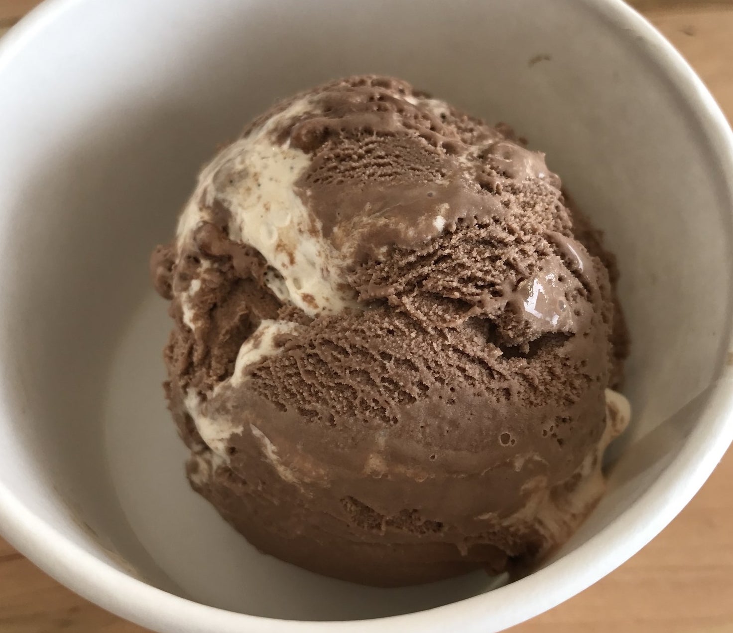 What's in it: Alderwood-smoked sea salt, dark chocolate ice cream, with trails of house-made vanilla bean, marshmallow creme, and smoked almonds.