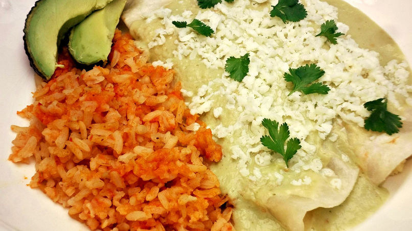 Prueba estas enchiladas con sabor agridulce y el relleno de tu elección. En este link encontrarás los pasos para prepararlas.