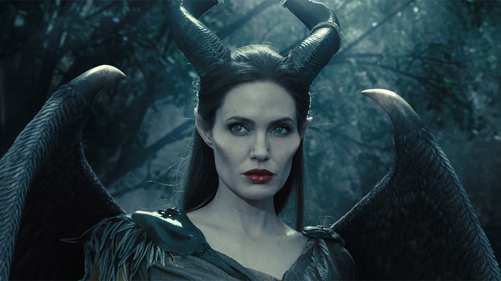 Angelina Jolie. ANGELINA JOLIE, preciso falar mais alguma coisa? Bom, esse live-action foi o que mais se distanciou do filme original e ensinou para milhares de pessoas o conceito de boy-lixo através do papel do rei Stefan, pai da princesa Aurora. Foi impossível não me emocionar com a trajetória da Malévola, sempre vista como vilã até então, e seu laço com a princesa. A bilheteria mundial chegou em 785 milhões de dólares (aproximadamente 2.7 bilhões de reais) e agora temos uma continuação do filme em produção para ser lançado ainda em 2019.