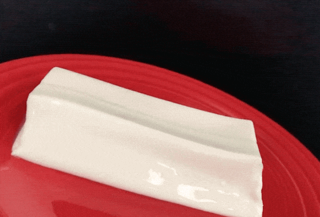 パックに入った杏仁豆腐で、ツルッと出ます。口に入れると、もっちりしていて至福の食感です。
