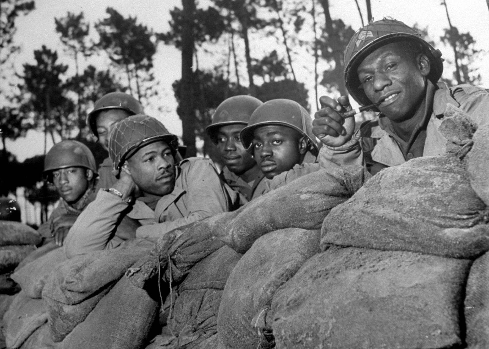 Fuzileiros da 92ª Divisão do Exército em abril de 1945.
