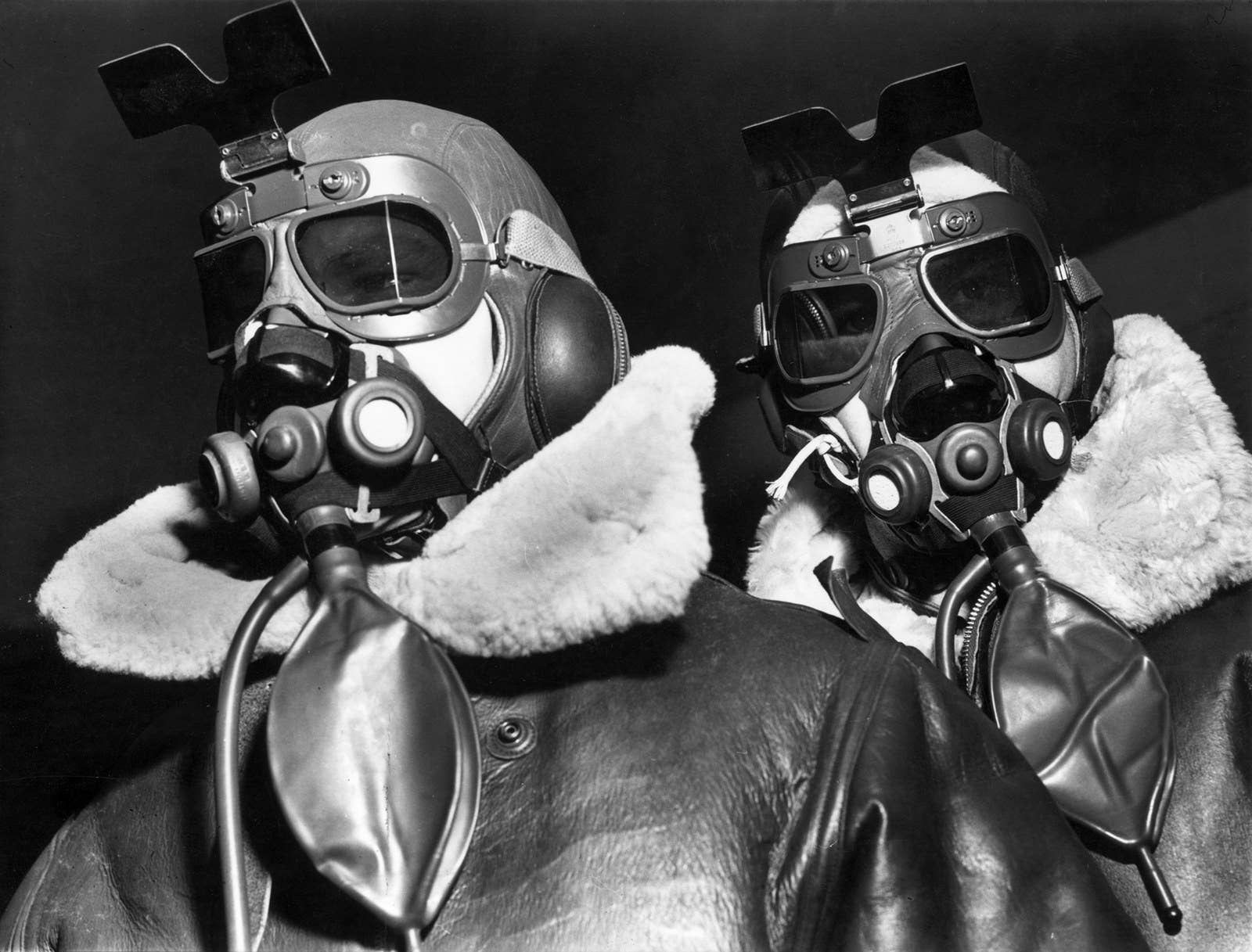 Dois pilotos do 8º Comando de Bombardeiros com trajes para grandes altitudes, em setembro de 1942.