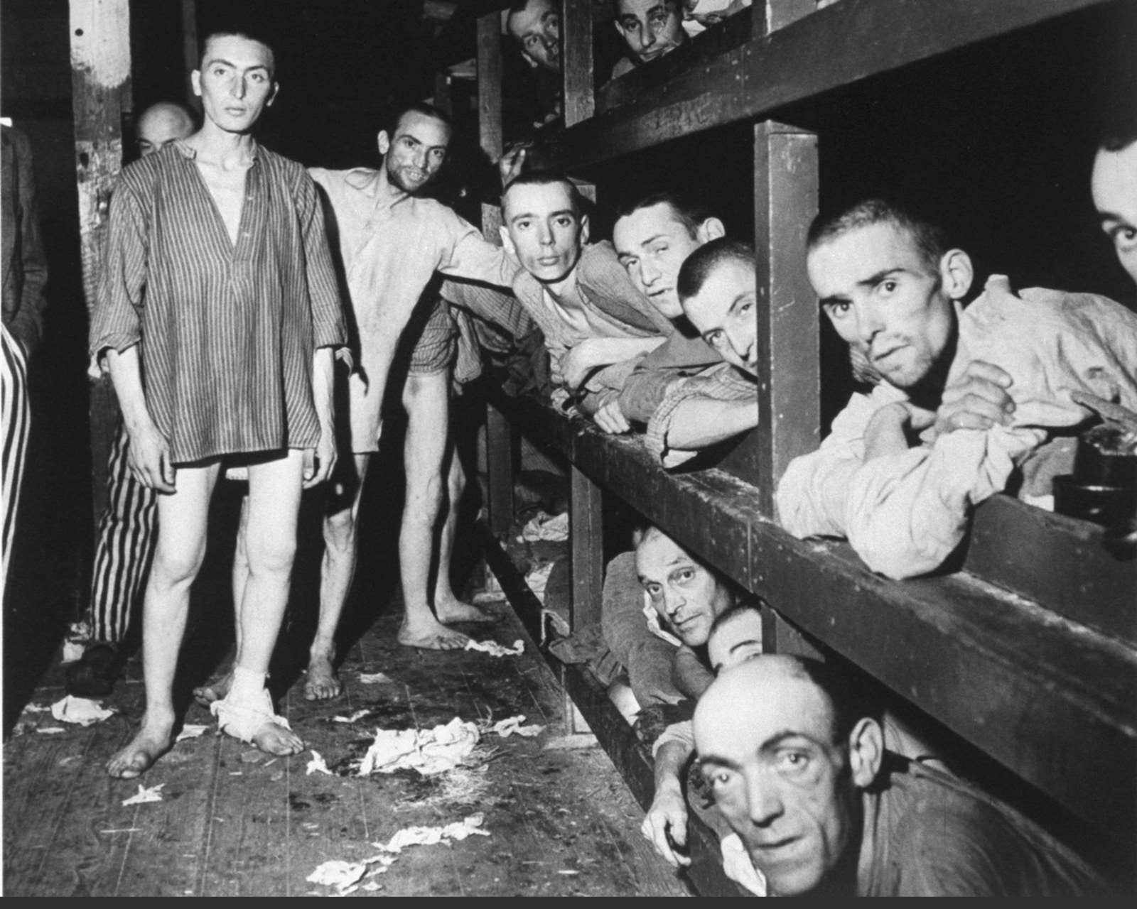 Prisioneiros no campo de concentração de Buchenwald no momento de sua libertação, em 28 de abril de 1945.