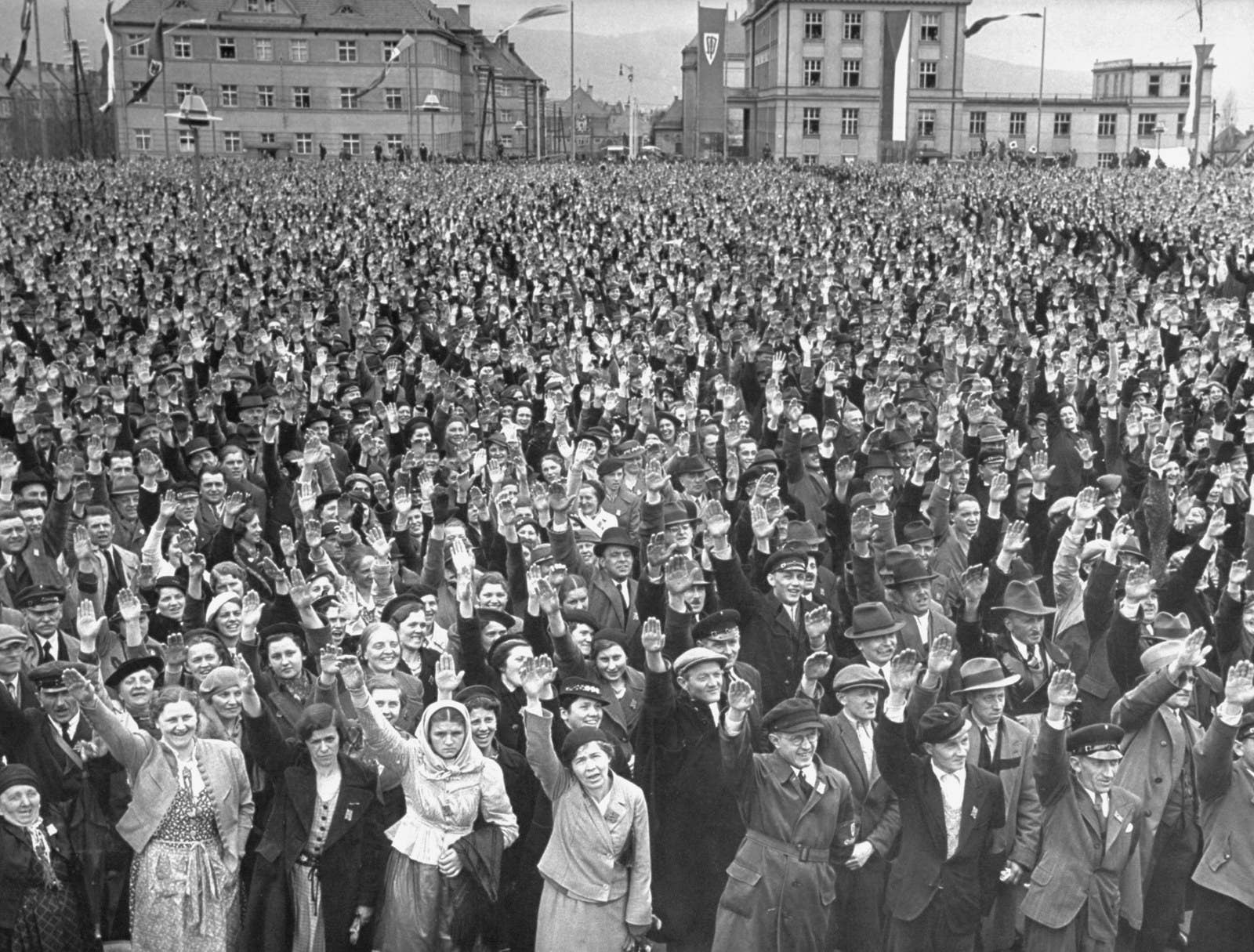 Uma multidão de 40 mil pessoas faz a saudação nazista após discurso do líder nazista tcheco Konrad Henlein, em maio de 1938.