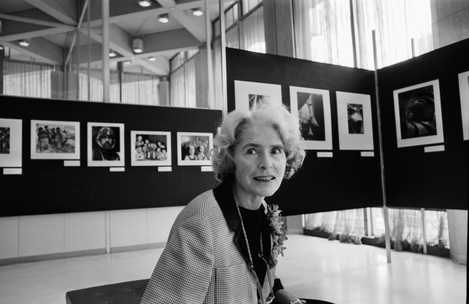 Margaret Bourke-White eme uma exposição de seu trabalho em 20 de abril de 1964.