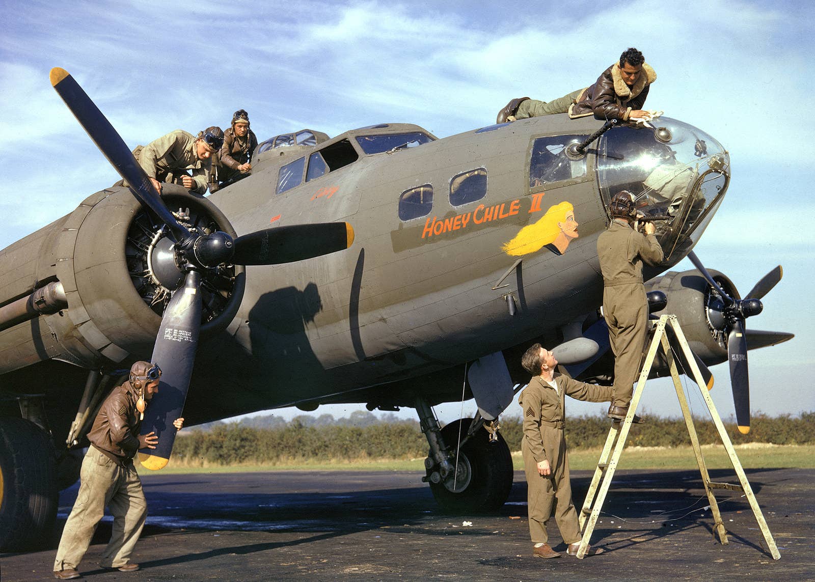 Ajustes em um bombardeiro B-17 antes de uma missão em 1942.