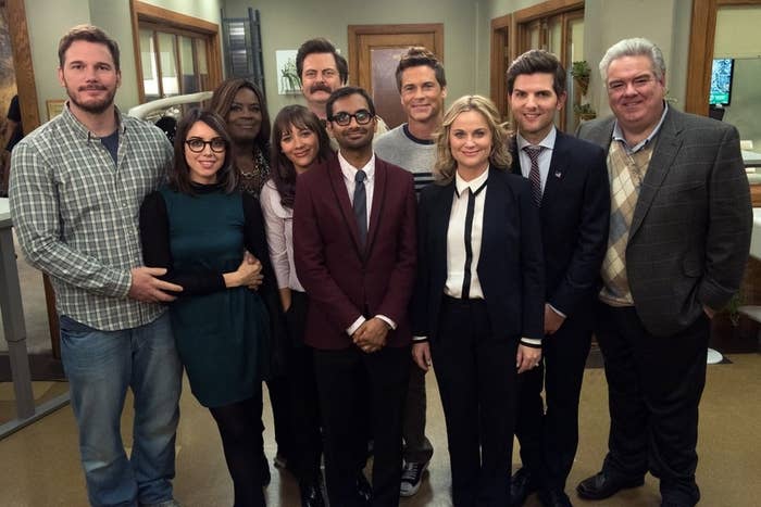 Não posso falar de "The Office" sem mencionar "Parks and Recreation", uma comédia que segue o mesmo estilo documental da outra, mas que se passa dentro do minúsculo departamento de parques e recreação da cidadezinha fictícia de Pawnee. Como saiu alguns anos depois, temos muito mais personagens femininas fortes e diversos exemplos de homens sem masculinidade tóxica. Ah, vale mencionar que sem o sucesso dessa série aqui, nunca teríamos "Brooklyn Nine-Nine" ou "The Good Place" hoje em dia, sabia? Disponível no Amazon Prime Video.