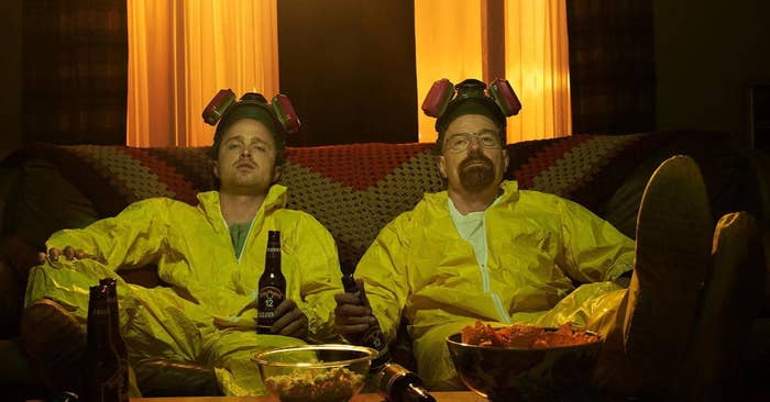 Considerada uma das melhores séries dos últimos anos, "Breaking Bad" conta a história de um professor de química que entra para o mundo das drogas para ganhar dinheiro para sua família - e essa é a única forma que encontrei de resumir a série sem revelar nenhum grande spoiler. Com seis temporadas viciantes, a série foi indicada mais de 200 vezes a diversos prêmios de televisão, ganhando 16 Emmys no total! O sucesso foi tanto que resultou em outra série no mesmo universo: "Better Call Saul". Disponível na Netflix.
