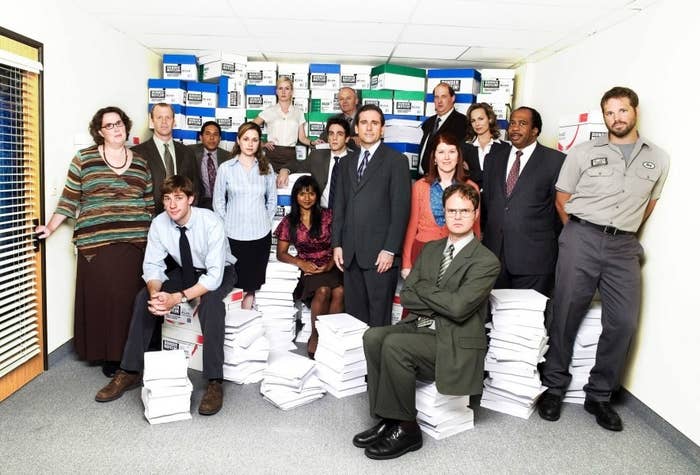 "The Office" é uma comédia sobre o dia-a-dia NADA CONVENCIONAL dos funcionários de uma pequena filial de uma companhia de papel, liderados pelo chefe sem noção Michael Scott, interpretado por Steve Carell - o moço do gif aí em cima. Se você já trabalhou ou trabalha em algum escritório, com certeza vai se identificar com essa história e todos os absurdos e exageros que acontecem naquele ambiente. A série tem 9 temporadas e já recebeu mais de 180 indicações a diversos prêmios de televisão. Eu já assisti todas as temporadas pelo menos dez vezes e nunca perde a graça, na verdade, parece ficar ainda mais engraçado!Disponível no GloboPlay e no Amazon Prime Video.