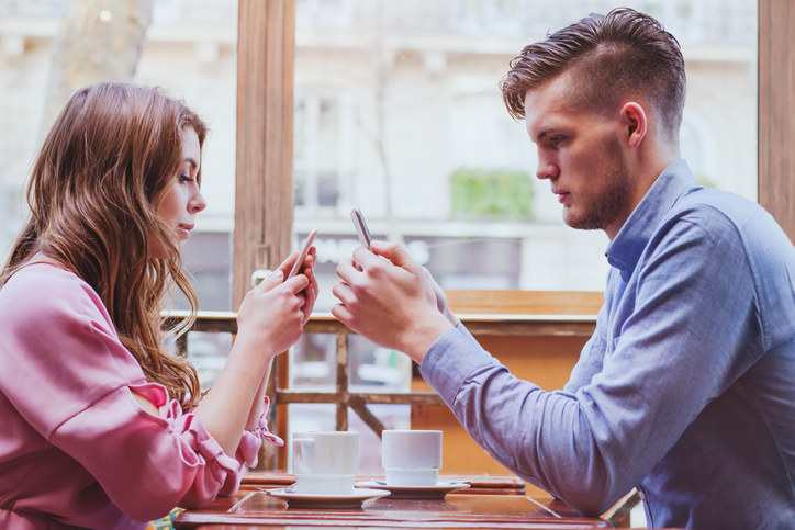 Das Pärchen ist die Perle der Tinder-Phänomene. Zwei bodenständige, moderate Menschen, die kurz vorm Beziehungs-Aus stehen. Deshalb suchen sie nach einem bisexuellen Fickhäschen, das sie für eine Nacht vergessen lässt, wie gähnend langweilig ihr monotones Rentner-Sexleben geworden ist.