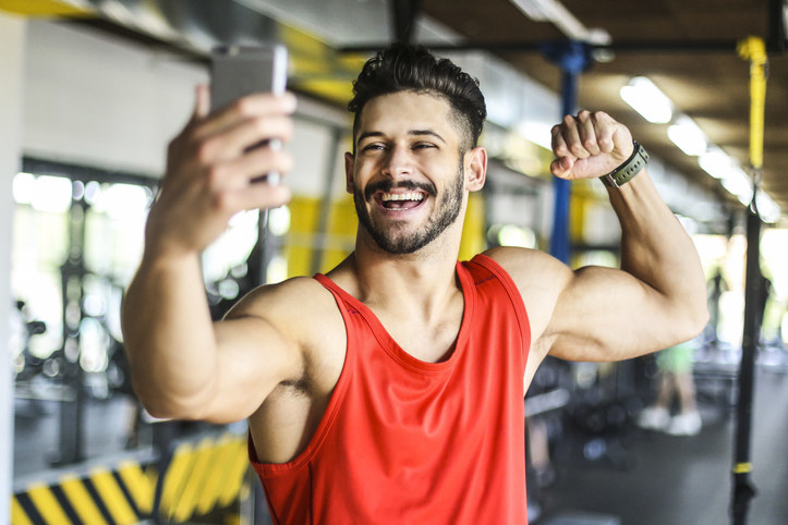 Seine Hobbies sind Shisha-Blubbern und Pumpen. Jedes Profilbild ist ein Gym-Selfie, er muss schließlich seinen enormen Bizeps und seinen 8-Pack zur Schau stellen. Zum ersten Date bringt der Pumper seinen eigenen Protein-Shake mit, für die gainzzz.