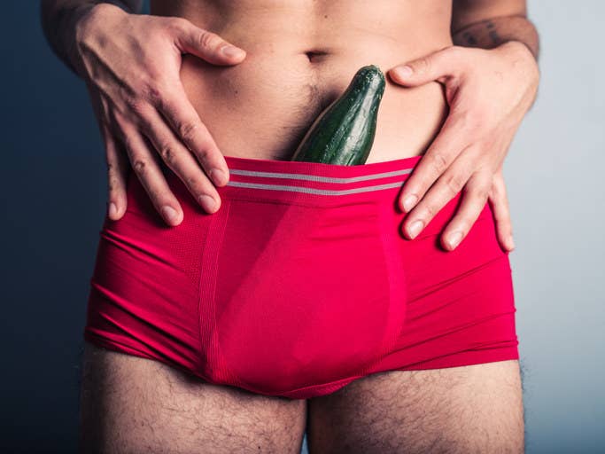 Fotos gibt's auf dem Profil des Penisses nur unterhalb der Gürtellinie. Ob rote Feinripp-Unterhose der Aldi-Hausmarke oder Satin-Boxershorts: sein erigiertes Glied zeichnet sich stets einwandfrei ab. Außerdem erkennst du den Penis daran, dass sein Bett nicht bezogen ist. Laut Bio ist er nur auf der Suche nach ONS und liebt es, Frauen glücklich zu machen, „in jeglicher Hinsicht ;)“ ...