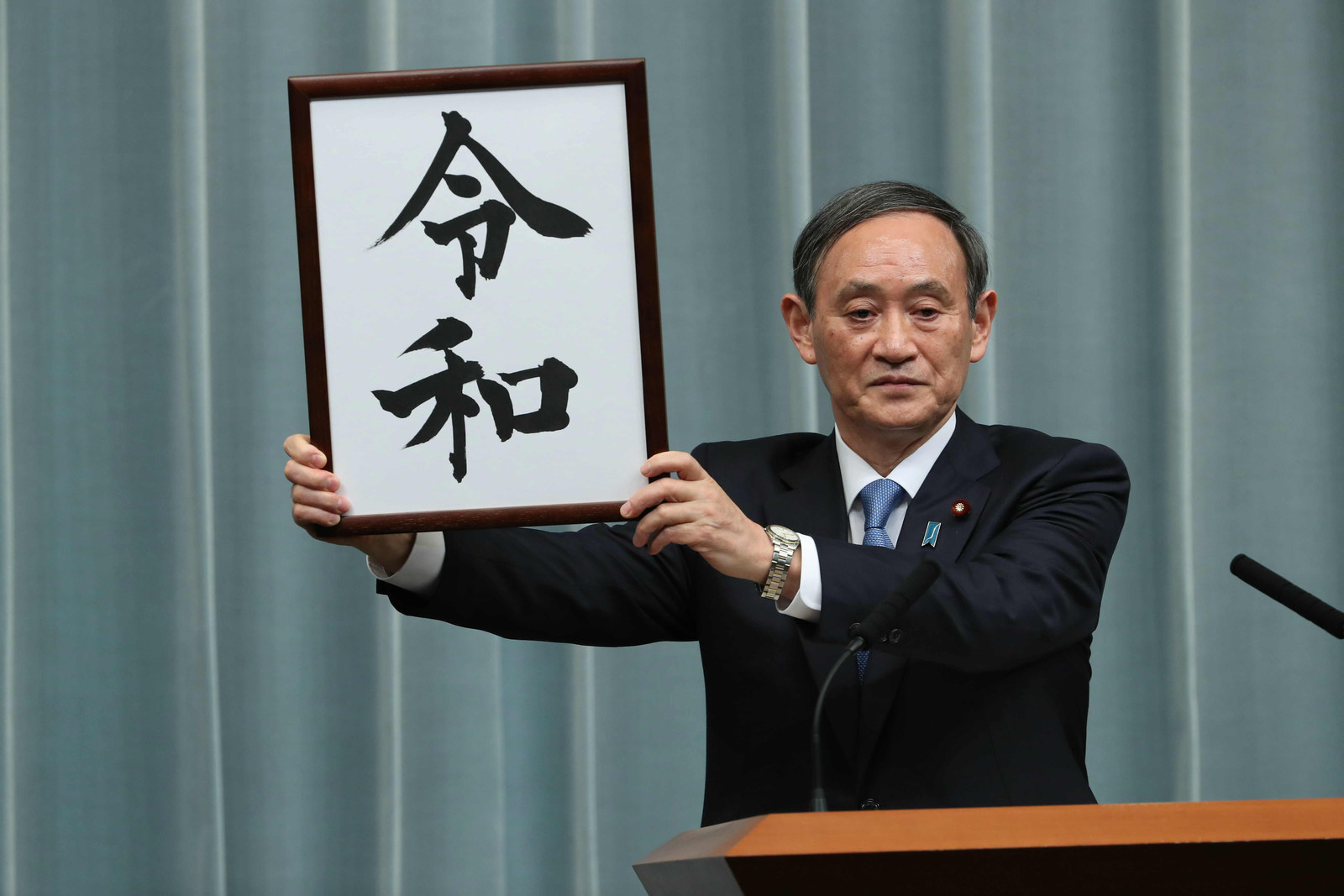 「令和」発表の瞬間