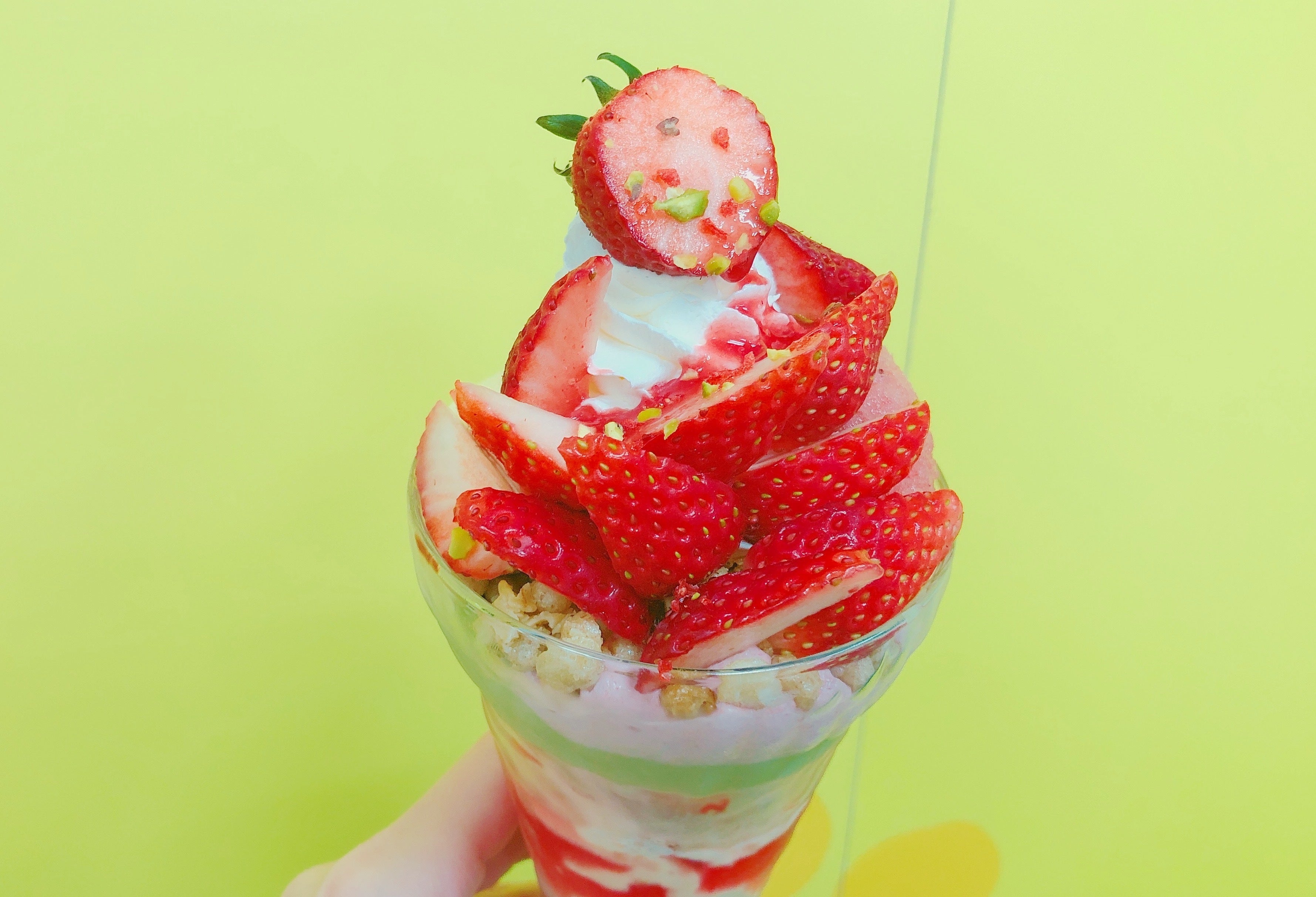 デニーズの新作パフェ食べた！バニラアイスがやばい進化してる…！！