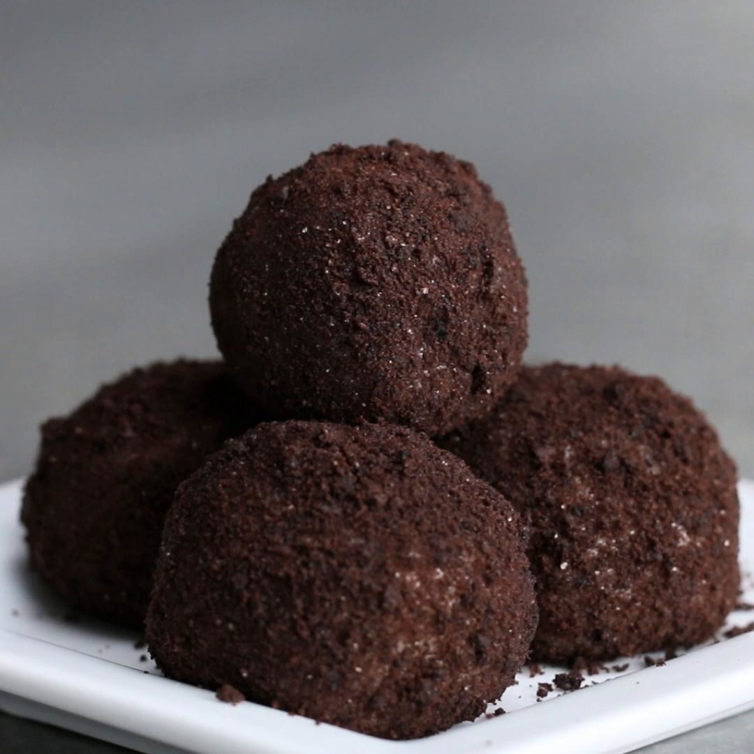 Ingredientsfor 8 servings10 chocolate sandwich cookies1 tablespoon butter14 oz sweetened condensed milk (395 g)PreparationSeparate the cream center from the chocolate cookies, and set aside. Crush the chocolate cookies and set aside.In a pot over low heat, melt the butter, condensed milk, and cream centers, stirring continuously until you can see the bottom of the pot for 2-3 seconds when dragging a spatula through.Pour onto a greased plate, then chill for 1 hour.Shape and roll the chilled mixture into balls.Roll the balls in the crushed chocolate cookies.Enjoy!