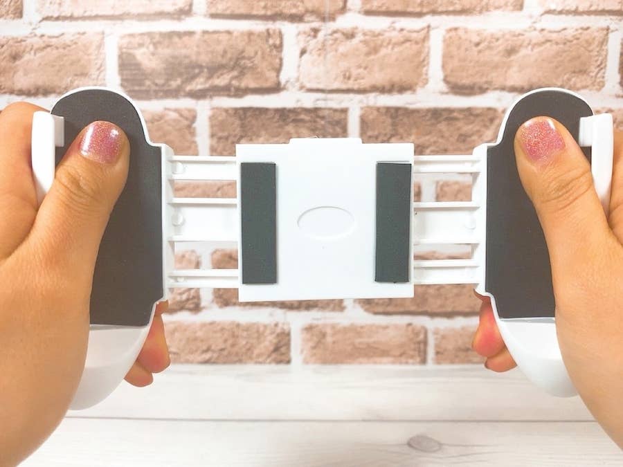 手放せなくなった スーパー持ちやすい キャンドゥのスマホゲーム用グッズがすごい