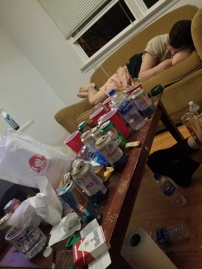 23 Things Literally Every Disgusting College Frat House Has Inside