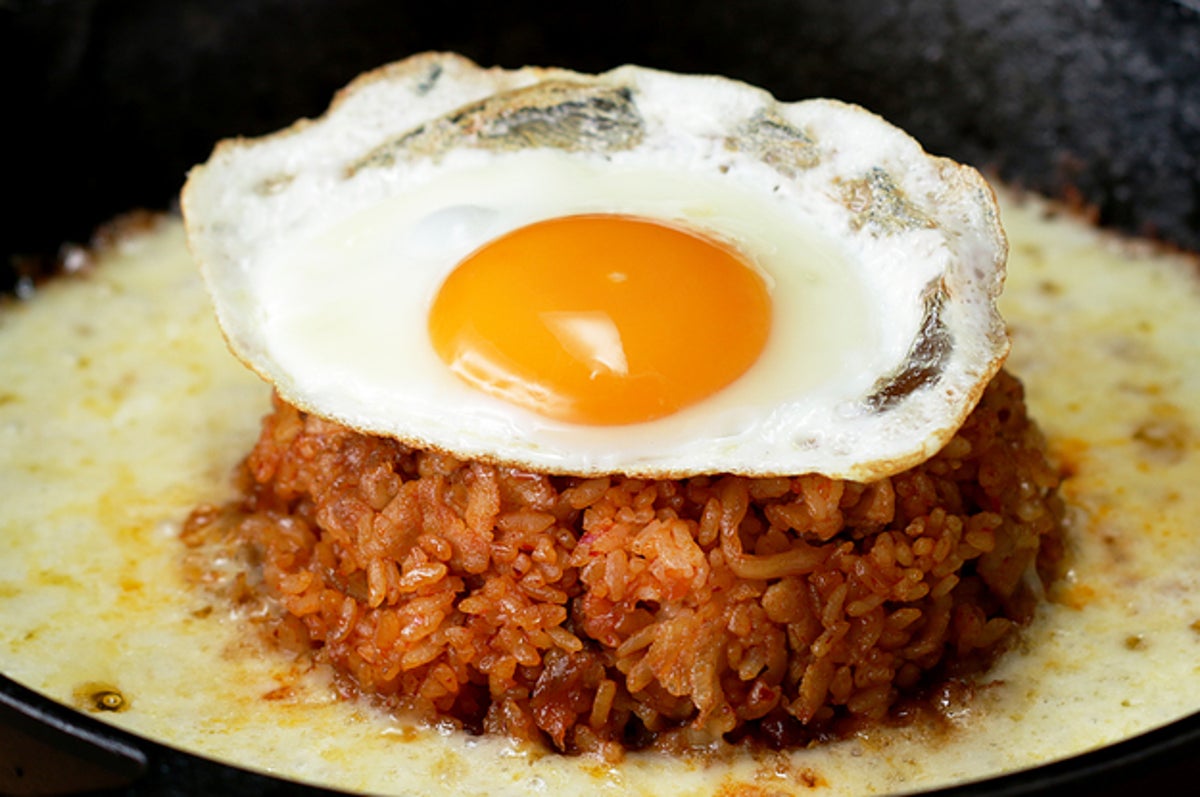 熱々チーズがたまらない 爆弾キムチーズ炒飯