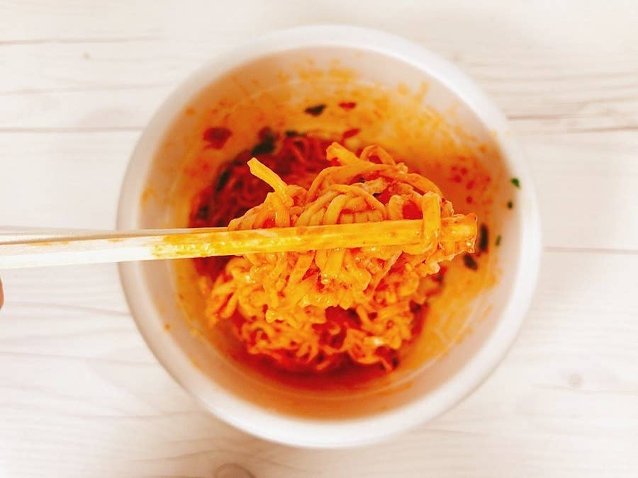 コンビニでみつけた 汁なし担々麺 がカップ麺のクオリティ超えてる