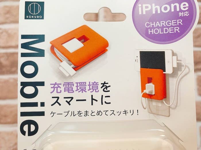 キャンドゥの 充電器ホルダー がすごい 魔法レベルにコンセント周りがスッキリします
