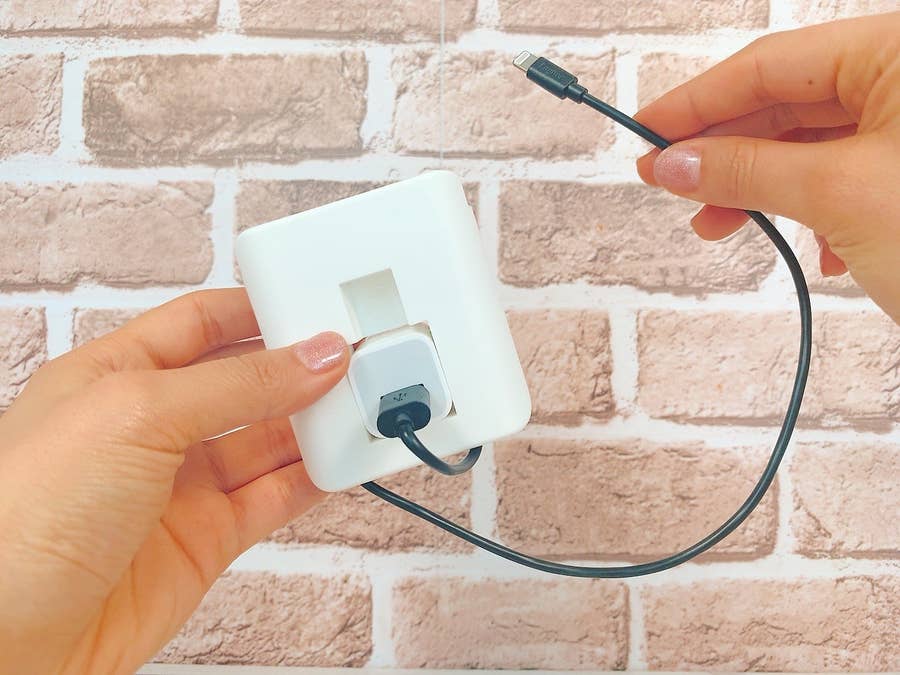 キャンドゥの 充電器ホルダー がすごい 魔法レベルにコンセント周りがスッキリします