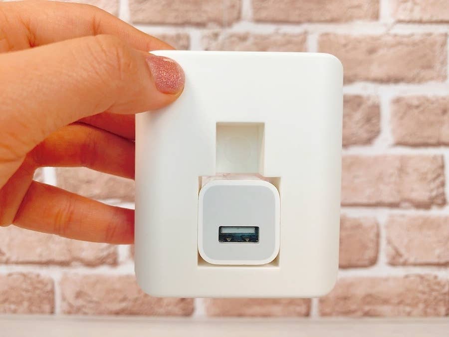 キャンドゥの 充電器ホルダー がすごい 魔法レベルにコンセント周りがスッキリします