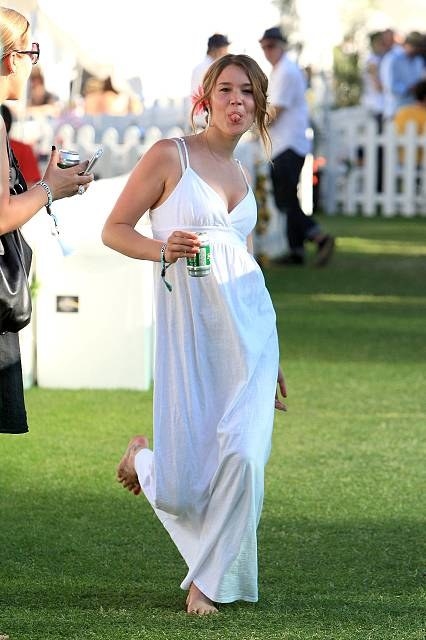 Joss Stone, barefoot and sticking her tongue out. 