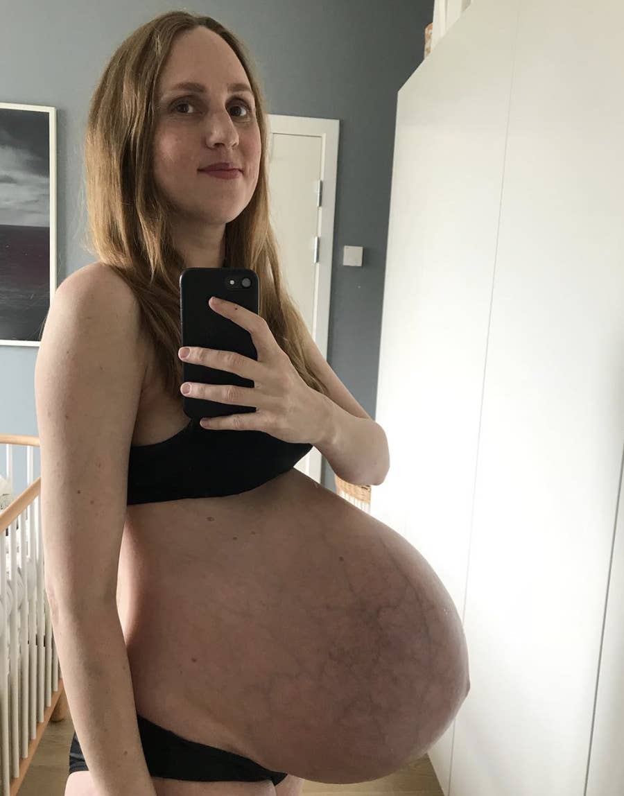 対訳付き 三つ子を妊娠しているお母さんのストーリー 週ごとの美しい体の変化