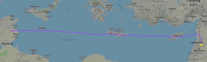 A trajetória de voo de um dos dois aviões militares russos voando para a Venezuela em 23 de março, mostrando-o passando pelo espaço aéreo de Chipre, Grécia e Malta - todos os membros da UE.