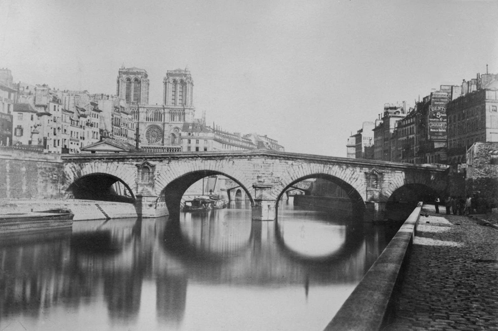 The Saint-Michel bridge, the Hôtel-Dieu, and the Notre-Dame cathedral before 1857.