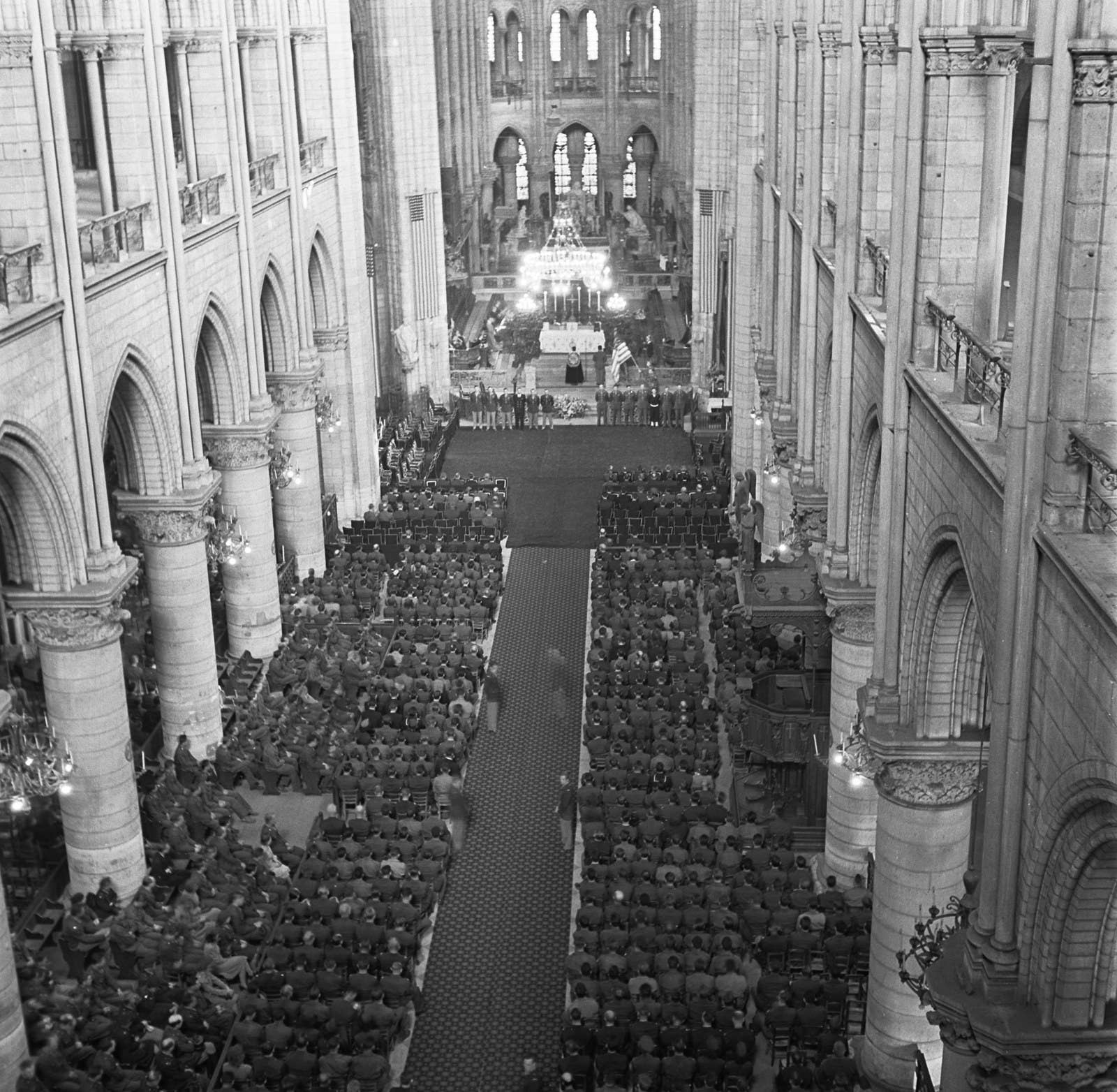 U.S. soldiers fill the pews of Notre Dame Cathedral during the GI memorial service for US President Roosevelt on April 16, 1945.
