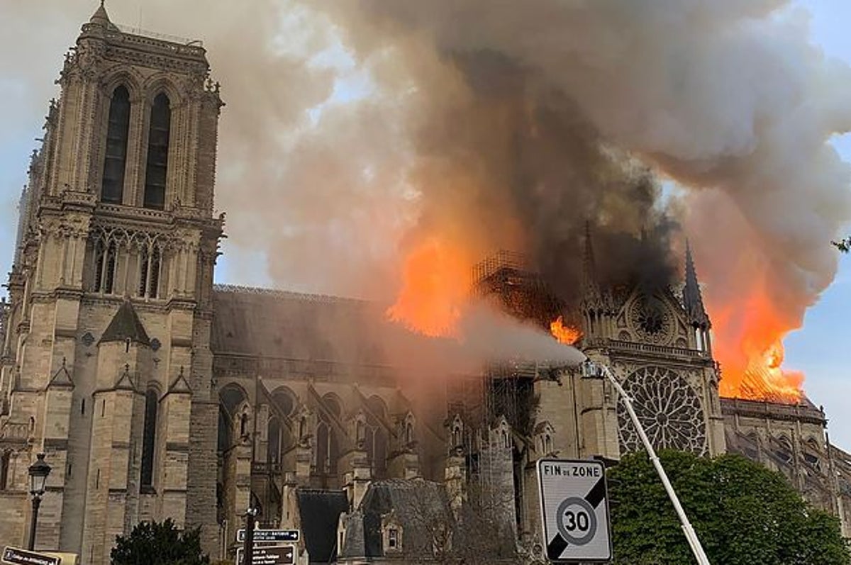 ノートルダム大聖堂が炎上 マクロン大統領は 再建 を表明
