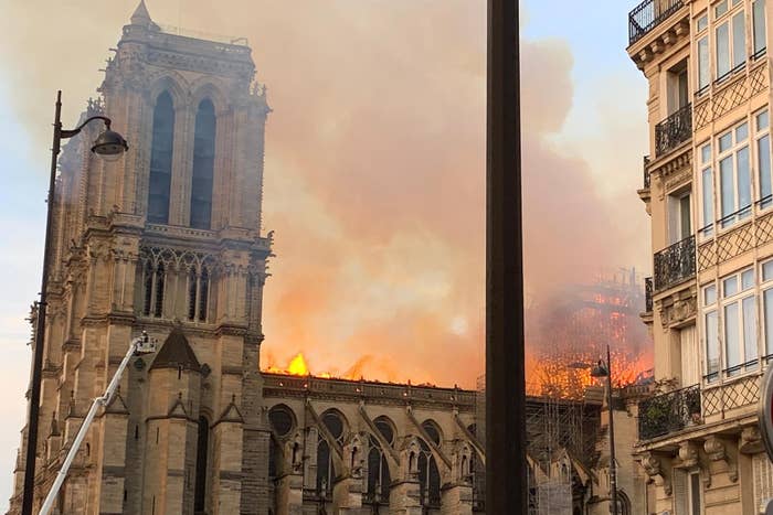 火災後のノートルダム大聖堂 写真が捉えたのは立ち続ける 十字架 だった