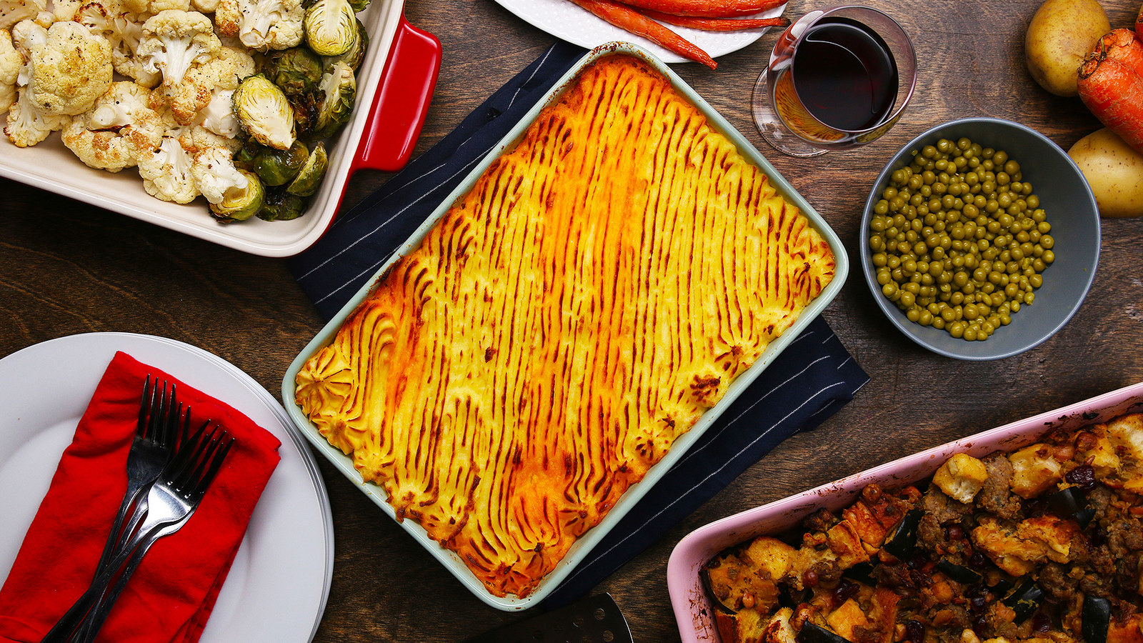 Rendimento: 12 porçõesVocê vai precisar de:2 colheres de sopa de azeite1,3 kg de carne de cordeiro moídaSal a gostoPimenta a gosto1 cebola grande picada3 cenouras grandes picadas6 dentes de alho ralados1 colher de sopa de tomilho fresco picado1 colher de sopa de alecrim fresco picado2 colheres de sopa de extrato de tomate2 colheres de sopa de molho inglês1 xícara de vinho tinto (240 ml)1 xícara de caldo de frango (240 ml)1,3 kg de batata descascada e cortada¼ xícara de manteiga sem sal (55 g)4 gemas grandes1 xícara de creme de leite1 xícara de queijo parmesão ralado (110 g)Modo de preparo:1. Preaqueça o forno a 220ºC.2. Aqueça o azeite em uma panela grande em fogo médio-alto e acrescente a carne de cordeiro moída, tempere com sal e pimenta e frite por 5 minutos até ficar totalmente cozida.3. Acrescente a cebola, a cenoura, o alho, o tomilho e o alecrim, mexa bem e cozinhe por aproximadamente 10 minutos, ou até que os legumes estejam macios e a carne bem dourada.4. Acrescente o extrato de tomate e o molho inglês e misture bem. Cozinhe por 1-2 minutos, mexendo constantemente, até que o líquido evapore.5. Adicione o vinho tinto e deixe cozinhar até evaporar quase completamente. Adicione o caldo de frango e cozinhar a carne até que o caldo tenha evaporado, por 5 minutos.6. Enquanto isso, cozinhe as batatas em uma panela grande com água com sal até ficarem macias. Escorra-as, e então leve a panela de volta ao fogo baixo para secá-las um pouco.7. Transfira as batatas para uma tigela grande e amasse-as até fazer um purê lisinho. Acrescente sal, manteiga, gemas, creme de leite e queijo parmesão. Misture bem até ficar homogêneo.8. Transfira as batatas para um saco de confeiteiro ou um saquinho com um bico de confeitar.9. Coloque colheradas da mistura de carne de cordeiro em um refratário grande. 10. Com o saco de confeiteiro, distribua o purê de batatas sobre o cordeiro.11. Leve ao forno por 30 minutos, até que purê dourar.12. Aproveite!