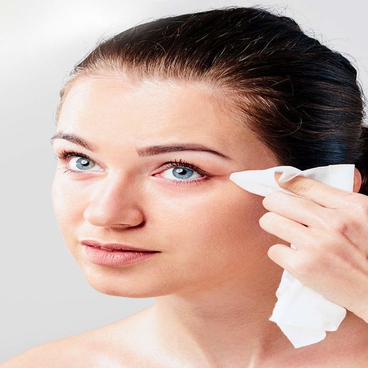 A model removing their face makeup with the Cetaphil cleansing cloths