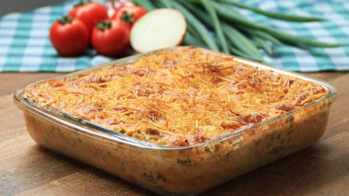 Rendimento: 4 porçõesVocê vai precisar de:1 xícara de leite½ colher de sopa de sal200g de milho cozido enlatado, drenado2 colheres de sopa de farinha de trigo, divididas2 colheres de sopa de manteiga1 dente de alho picado1 xícara de cebola picada1 xícara de tomate picado3 xícaras de frango cozido desfiado½ xícara de extrato de tomate1 colher de sopa de sálvia fresca picada1 colher de sopa de cebolinha picada½ colher de sopa de tomilho fresco picadoPimenta, a gosto200g de requeijão½ xícara de ervilha enlatada, escorrida200g de muçarela fatiada2 xícaras batata palha1 pacote de 200g de massa para lasanhaModo de preparo:Preaqueça o forno a 150ºC.Adicione o leite, sal, 1 colher de sopa de farinha e o milho no liquidificador e bata até ficar homogêneo.Derreta a manteiga em uma panela grande, em fogo médio. Adicione o alho, a cebola e o tomate e cozinhe por cerca de 2 minutos, até que a cebola pareça transparente.Adicione o frango, o extrato de tomate e o creme de milho. Mexa bem para misturar e em seguida, adicione a sálvia, a cebolinha, o tomilho, a pimenta e a colher farinha restante e mexa para incorporar.Adicione o requeijão e as ervilhas e misture bem.Coloque um pouco do recheio de frango em uma assadeira média. Cubra com uma camada de massa de lasanha, outra camada de recheio, depois uma camada de mussarela. Repita para encher a assadeira com os ingredientes restantes, terminando com uma camada de mussarela. Finalize com a batata palha.Leve ao forno até dourar, cerca de 15 minutos.Fatie e sirva.Aproveite!
