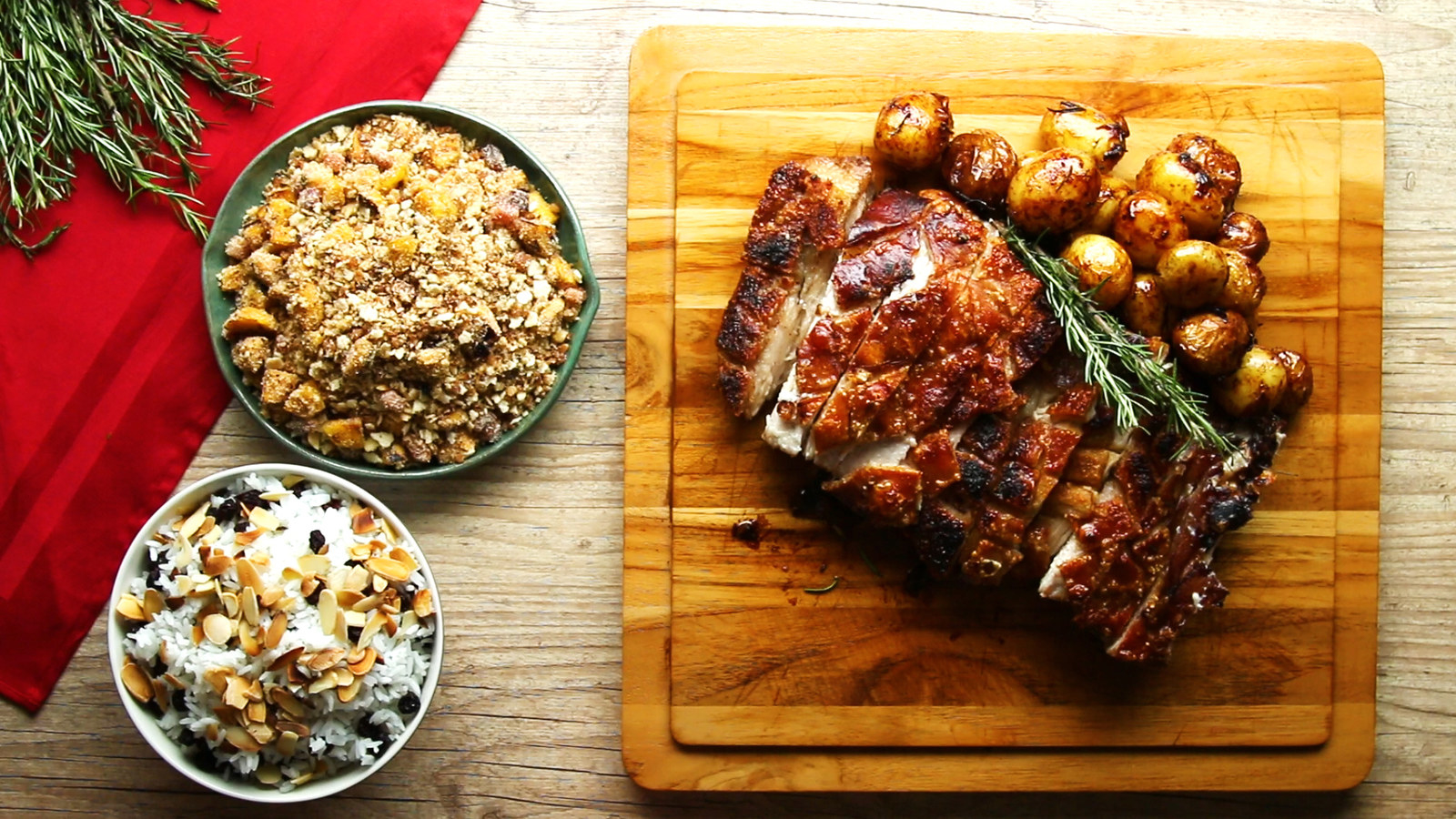 Rendimento: 8 porçõesVocê vai precisar de:2 kg de barriga de porco (panceta)Sal a gostoPimenta a gosto¼ xícara de mel1 cebola grande picada1 cabeça de alho cortado ao meio6 galhos de sálvia3 galhos de alecrim1 kg batata bolinhaModo de preparo:1. Preaqueça o forno a 300°C (570°F) ou na maior temperatura que seu forno atinge.2. Seque a pele da barriga de porco com papel toalha, se necessário. Vire a barriga, adicione sal e pimenta e esfregue-a na parte de baixo da carne de porco.3. Vire a pele para cima e faça incisões diagonais separadas por cerca de 2,5 cm, tomando cuidado para não ultrapassar a camada de gordura. Em seguida, faça cortes transversais do mesmo tamanho, formando pequenos losangos.4. Adicione a cebola, o alho e o mel em uma assadeira antiaderente e coloque a carne. Espalhe a sálvia, o alecrim e as batatas ao redor.5. Cubra com papel alumínio e leve para assar a 160°C (320°F) cerca de 1 hora, até a gordura derreter e formar um caldo no fundo da assadeira.6. Retire o papel alumínio e asse a 180°C (350°F) por cerca de 1 hora no modo grill, até que a pele esteja crocante e a carne esteja realmente macia.7. Sirva a carne de porco com batatas douradas e o molho do fundo da forma (adicione um pouco de água para dissolver, se necessário).8. Aproveite!