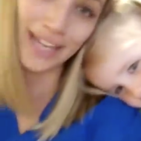 子どもがバリカンで頭を剃っちゃった 母親の反応に世界中が絶賛