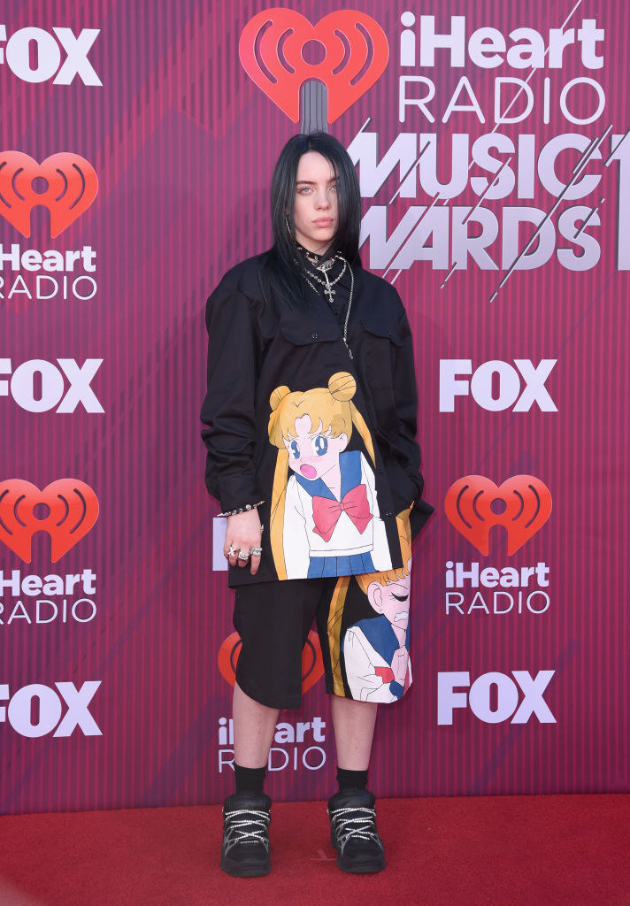 Billie no tapete com conjunto preto Sailor Moon