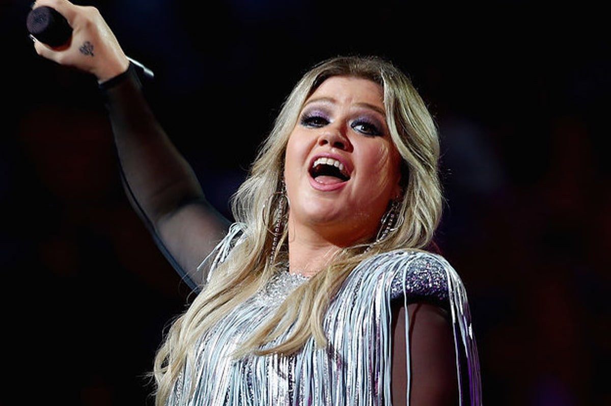 Kelly Clarkson Calls Out Star Magazine For 