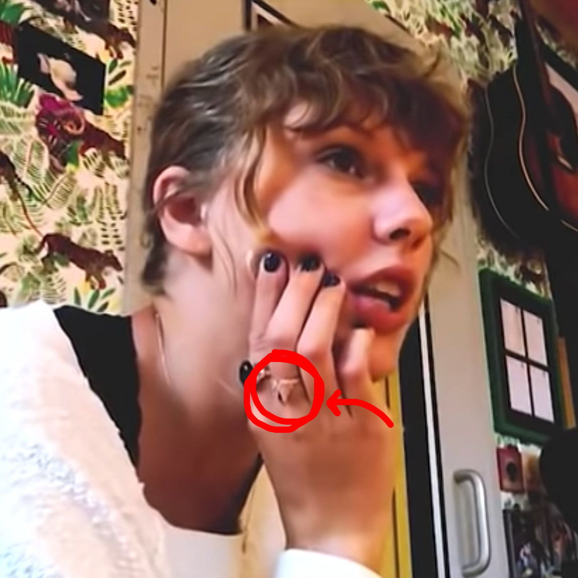Heres Why Everyones Freaking Out Over This Photo Of Taylor