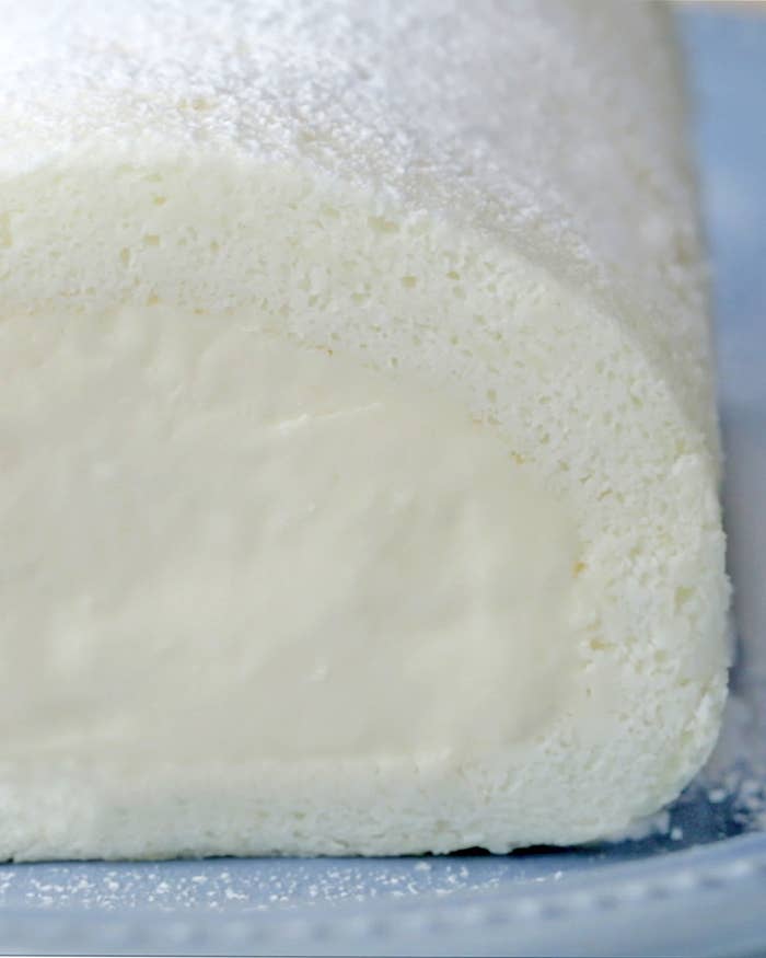 しっとりふわふわ 白いロールチーズケーキ