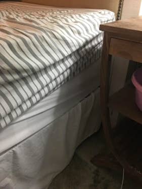 reviewer pic of fitted sheet creeping up side of mattress as before pic