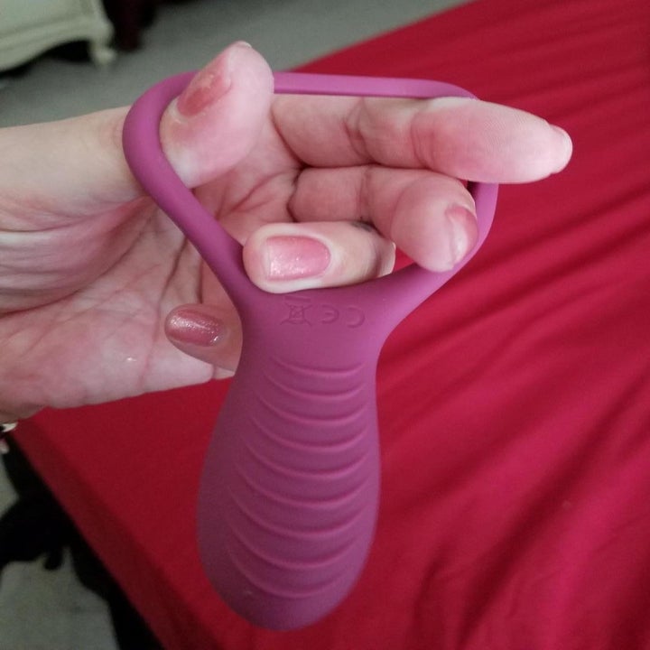 The same reviewer showing the silicone ring stretch
